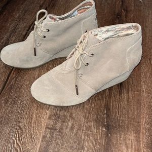 TOMS Desert Tan Suede Lace-Up Ankle Boots Wedge Bootie 8.5 EUC